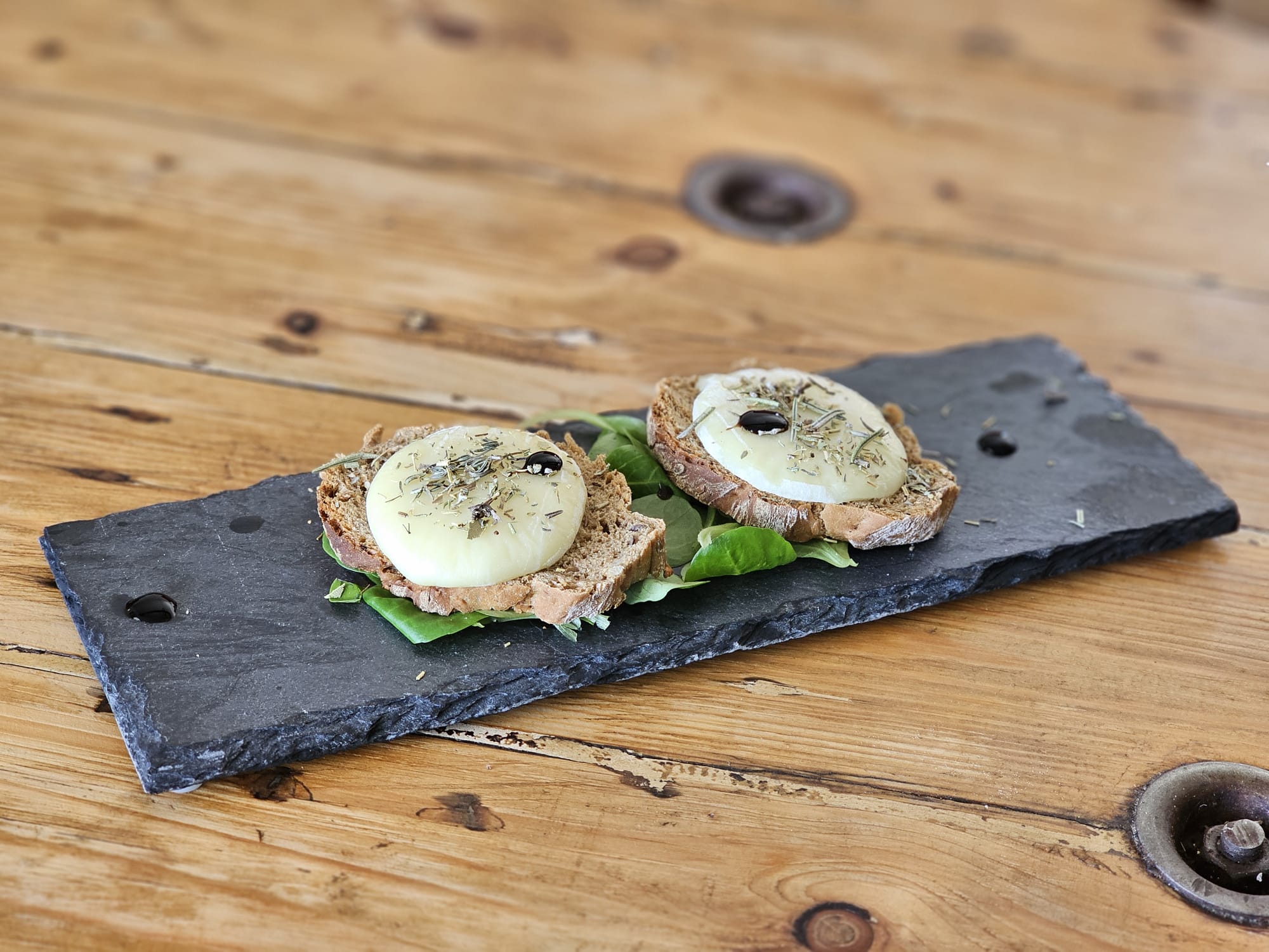 Toast de chèvre chaud sur son lit de cresson